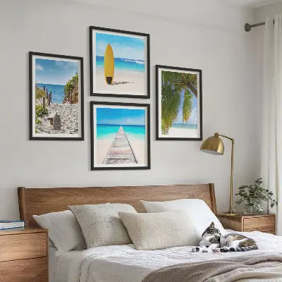 Billedvæg over sofa med motiv af ferieudsigt over strand og palmer