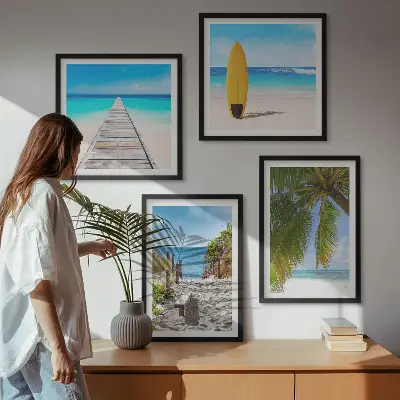 Billedvæg over sofa med motiv af ferieudsigt over strand og palmer