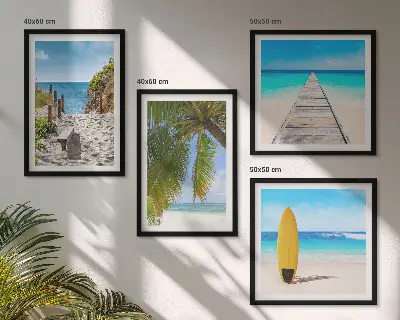 Billedvæg over sofa med motiv af ferieudsigt over strand og palmer