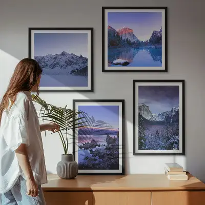 Billedvæg over sofa med bjerglandskaber, solnedgang og vand