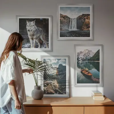 Billedvæg over sofa med motiver af bjerge, søer, vandfald og en ulv
