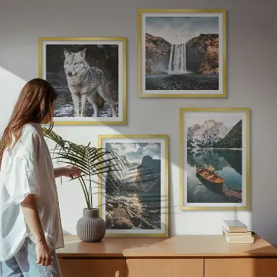 Billedvæg over sofa med motiver af bjerge, søer, vandfald og en ulv