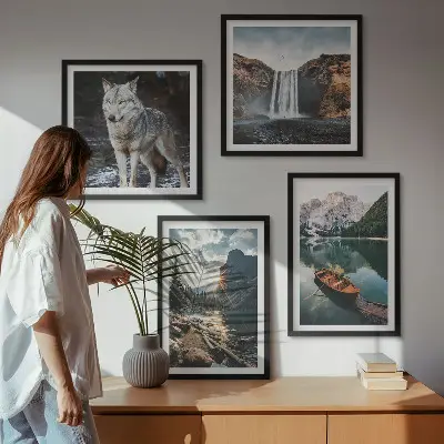 Billedvæg over sofa med motiver af bjerge, søer, vandfald og en ulv