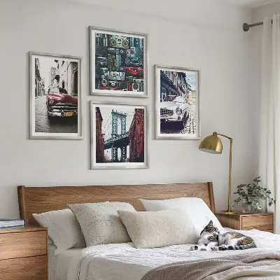 Billedvæg over sofa med retro motiv af gamle biler i Brooklyn