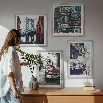 Billedvæg over sofa med retro motiv af gamle biler i Brooklyn