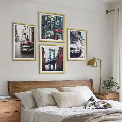 Billedvæg over sofa med retro motiv af gamle biler i Brooklyn