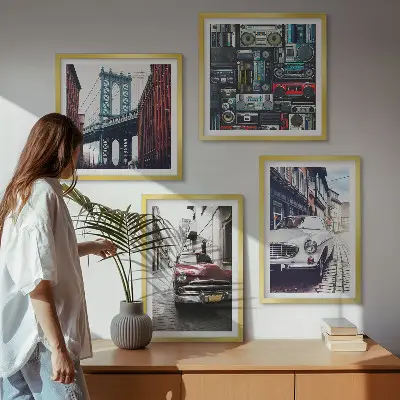 Billedvæg over sofa med retro motiv af gamle biler i Brooklyn