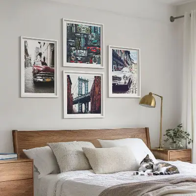 Billedvæg over sofa med retro motiv af gamle biler i Brooklyn