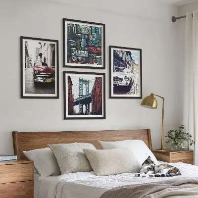 Billedvæg over sofa med retro motiv af gamle biler i Brooklyn