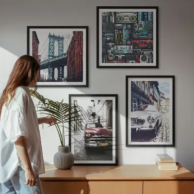 Billedvæg over sofa med retro motiv af gamle biler i Brooklyn