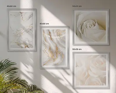 Billedvæg over sofa med elegante marmormønstre