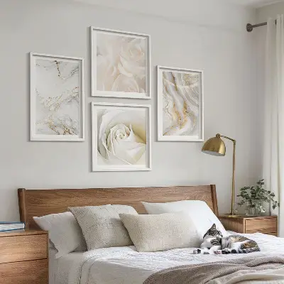 Billedvæg over sofa med elegante marmormønstre