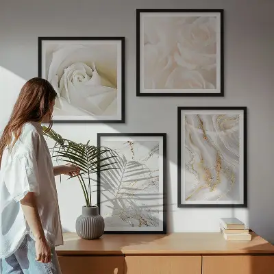 Billedvæg over sofa med elegante marmormønstre