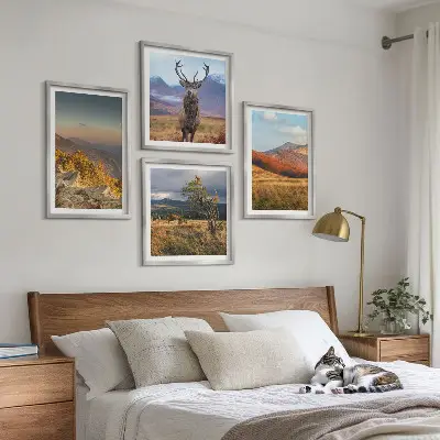 Billedvæg med bjerglandskaber og hjortegræs til ophængning over sofa