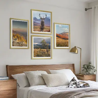 Billedvæg med bjerglandskaber og hjortegræs til ophængning over sofa