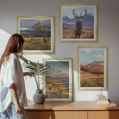 Billedvæg med bjerglandskaber og hjortegræs til ophængning over sofa