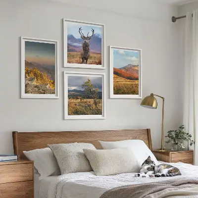 Billedvæg med bjerglandskaber og hjortegræs til ophængning over sofa