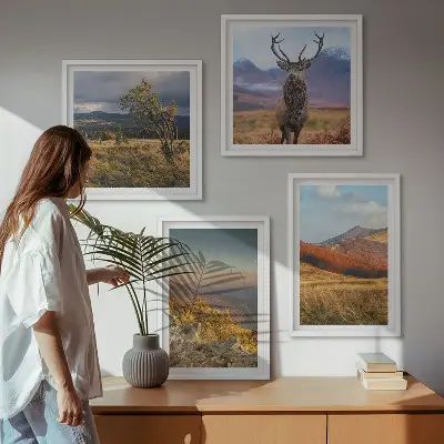 Billedvæg med bjerglandskaber og hjortegræs til ophængning over sofa