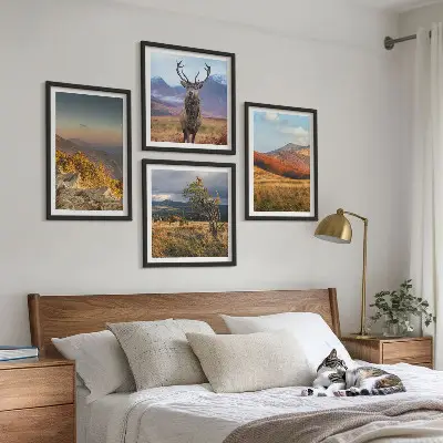 Billedvæg med bjerglandskaber og hjortegræs til ophængning over sofa