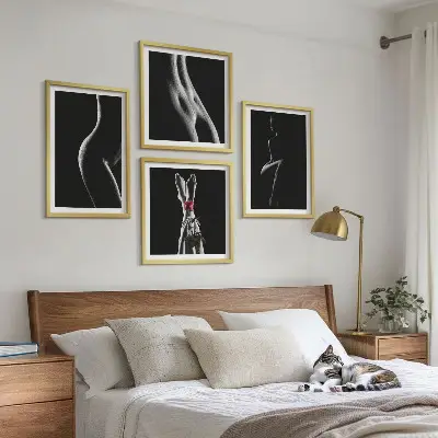 Billedvæg over sofa med motiv af sorte og hvide kvindelige former