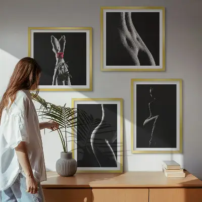 Billedvæg over sofa med motiv af sorte og hvide kvindelige former