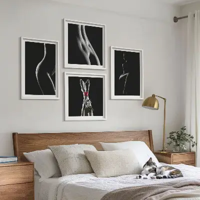 Billedvæg over sofa med motiv af sorte og hvide kvindelige former