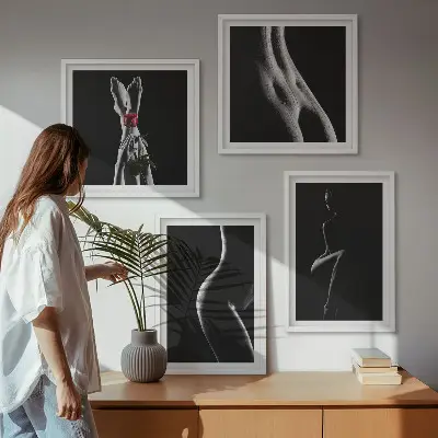 Billedvæg over sofa med motiv af sorte og hvide kvindelige former