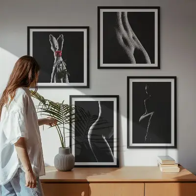 Billedvæg over sofa med motiv af sorte og hvide kvindelige former