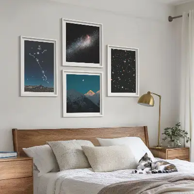 Billedvæg over sofa med motiv af kosmiske landskaber i Fiskenes bjerge