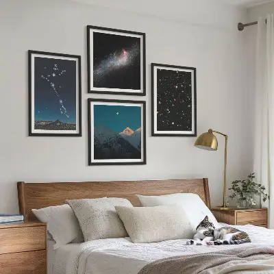 Billedvæg over sofa med motiv af kosmiske landskaber i Fiskenes bjerge