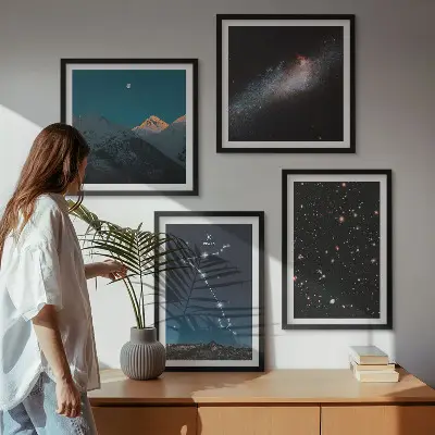 Billedvæg over sofa med motiv af kosmiske landskaber i Fiskenes bjerge