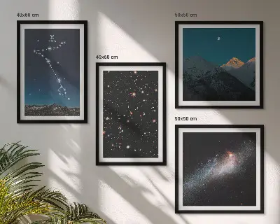 Billedvæg over sofa med motiv af kosmiske landskaber i Fiskenes bjerge