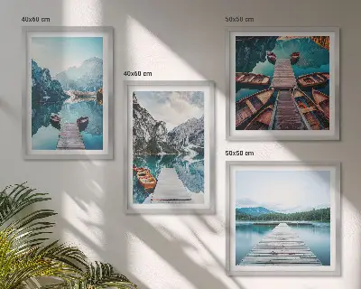 Billedvæg med sø og træmoler motiv med både over sofaen