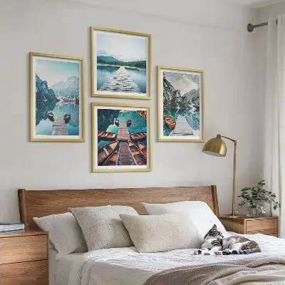 Billedvæg med sø og træmoler motiv med både over sofaen