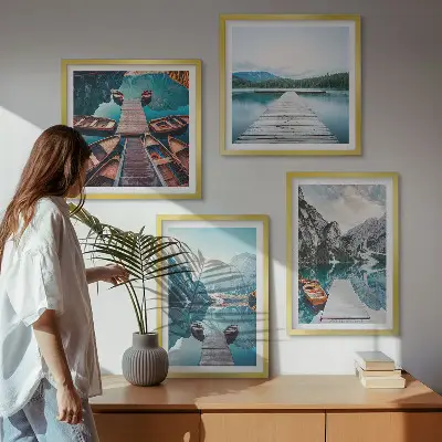 Billedvæg med sø og træmoler motiv med både over sofaen