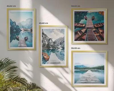 Billedvæg med sø og træmoler motiv med både over sofaen