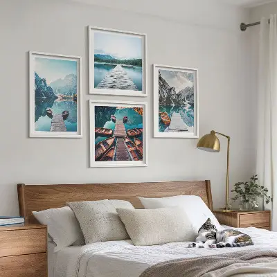 Billedvæg med sø og træmoler motiv med både over sofaen