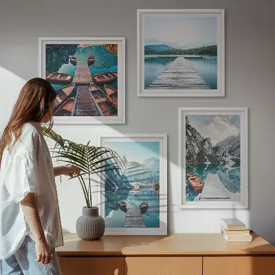 Billedvæg med sø og træmoler motiv med både over sofaen