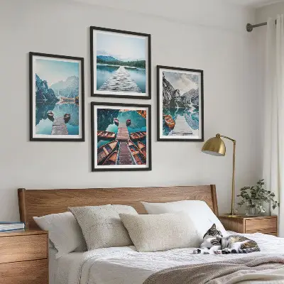 Billedvæg med sø og træmoler motiv med både over sofaen