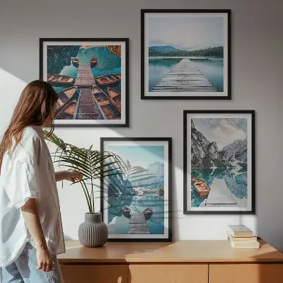 Billedvæg med sø og træmoler motiv med både over sofaen