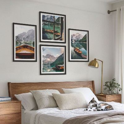 Billedvæg over sofa Sø, bjerge, både, sommerhus, vindue