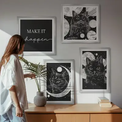 Billedvæg over sofa med motiv af sorte katte og måneplanet