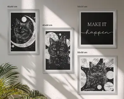 Billedvæg over sofa med motiv af sorte katte og måneplanet