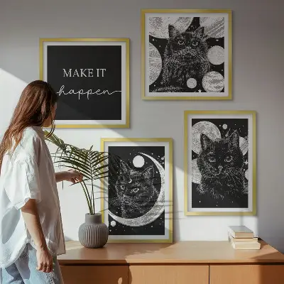 Billedvæg over sofa med motiv af sorte katte og måneplanet