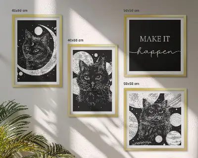 Billedvæg over sofa med motiv af sorte katte og måneplanet