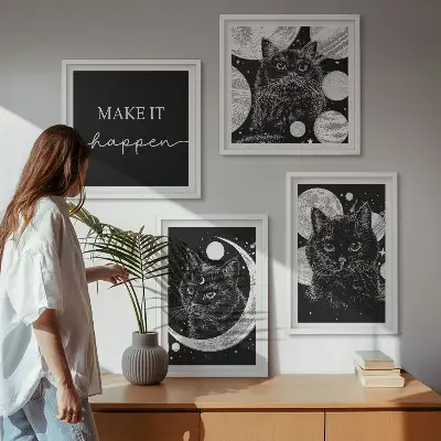 Billedvæg over sofa med motiv af sorte katte og måneplanet