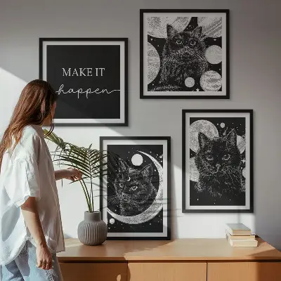 Billedvæg over sofa med motiv af sorte katte og måneplanet