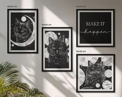 Billedvæg over sofa med motiv af sorte katte og måneplanet