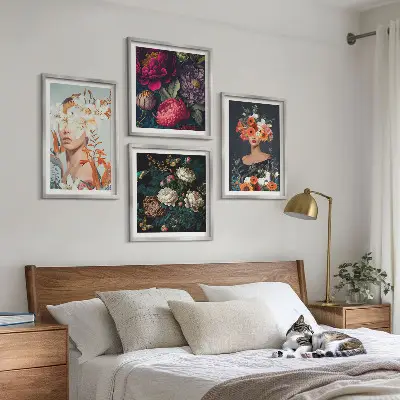 Billedvæg over sofa med motiver af blomsterportrætter, buketter og blade
