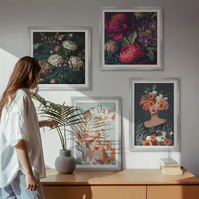 Billedvæg over sofa med motiver af blomsterportrætter, buketter og blade